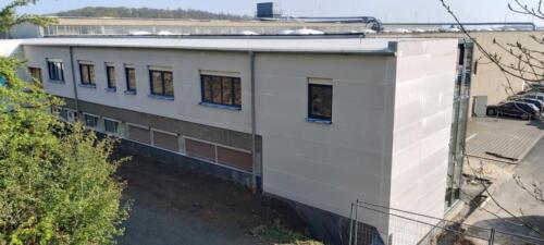 Cartonia Bueroaufstockung 15 eingebaute Fenster und fertige Dacheindeckung als Foliendach